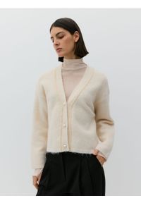 Reserved - Miękki kardigan z ozdobnymi guzikami - kremowy. Kolor: kremowy. Materiał: dzianina #1