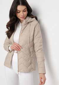 Born2be - Ciemnobeżowa Kurtka z Odpinanym Kapturem Pikowana Ariobia. Kolor: beżowy #7