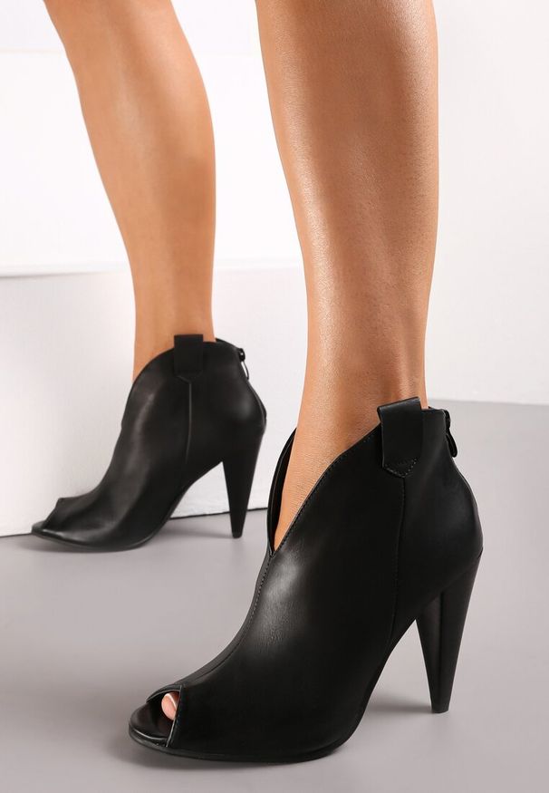 Born2be - Czarne Botki Peep Toe na Stożku Zaorvan. Nosek buta: otwarty. Zapięcie: zamek. Kolor: czarny. Szerokość cholewki: normalna. Obcas: na stożku