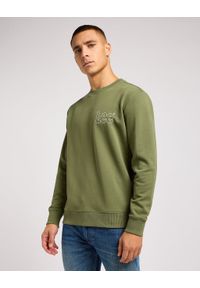 Lee - LEE WOBBLY SWS MĘSKA BLUZA BEZ KAPTURA LOGO OLIVE 112351278 L81M045022. Typ kołnierza: bez kaptura
