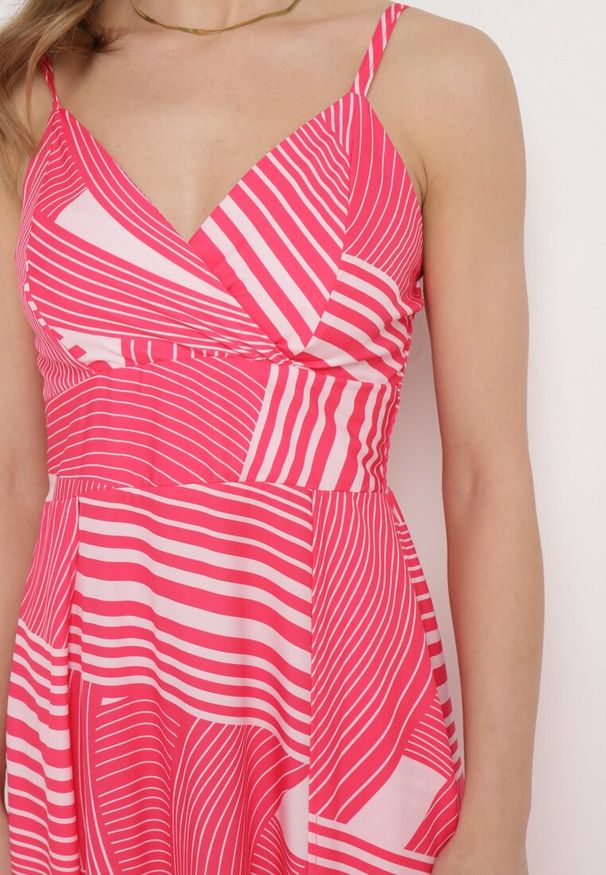 Born2be - Fuksjowa Sukienka z Kopertowym Dekoltem na Regulowanych Ramiączkach z Rozcięciami Jatila. Okazja: na co dzień. Typ kołnierza: dekolt kopertowy. Kolor: różowy. Długość rękawa: na ramiączkach. Typ sukienki: kopertowe. Styl: casual