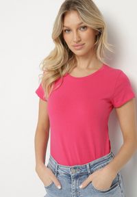 Born2be - Różowy Bawełniany T-shirt o Klasycznym Fasonie Lialova. Okazja: na co dzień. Typ kołnierza: dekolt w serek. Kolor: różowy. Materiał: bawełna. Styl: klasyczny #5