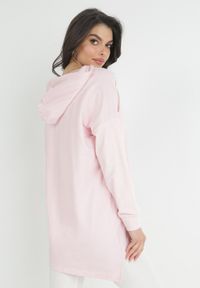 Born2be - Różowa Bluza z Kapturem z Dłuższym Tyłem Odelline. Typ kołnierza: kaptur. Kolor: różowy. Materiał: jeans. Długość rękawa: krótki rękaw. Długość: długie #3