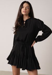 Born2be - Czarna Rozkloszowana Sukienka z Wiskozą Zdobiona Falbanami i Wiązaniem Lerienatia. Okazja: na co dzień. Kolor: czarny. Materiał: wiskoza. Wzór: aplikacja. Styl: casual, elegancki, klasyczny #1