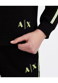 Armani Exchange - ARMANI EXCHANGE - Czarna bluza z logowanym lampasem. Okazja: na co dzień. Kolor: czarny. Materiał: jeans, tkanina. Długość rękawa: długi rękaw. Długość: długie. Wzór: gładki, nadruk. Styl: casual #3