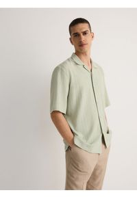 Reserved - Koszula ze struktralnej tkaniny - jasnozielony. Kolor: zielony. Materiał: tkanina #1