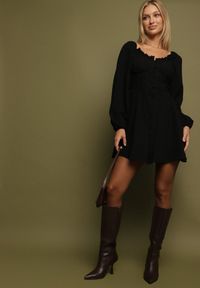 Born2be - Czarna Sukienka Hiszpanka Vices z Gorsetową Talią i Bufiastymi Rękawami Resana. Okazja: na co dzień. Typ kołnierza: dekolt hiszpanka, dekolt gorset. Kolor: czarny. Materiał: bawełna. Typ sukienki: gorsetowe. Styl: casual #3