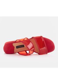 Marco Shoes Klapki damskie z półprzeźroczystymi paskami czerwone. Kolor: czerwony