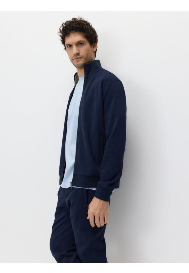 Reserved - Bluza ze stójką - granatowy. Kolor: niebieski. Materiał: dzianina, bawełna