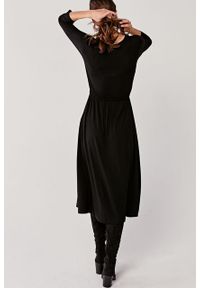 Marie Zélie - Sukienka Rita czarna. Typ kołnierza: dekolt kopertowy. Kolor: czarny. Materiał: bawełna, wiskoza, dzianina, materiał, elastan. Długość rękawa: krótki rękaw. Wzór: paski. Sezon: jesień. Typ sukienki: proste, kopertowe #7