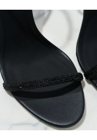 RENE CAOVILLA - Czarne sandały na szpilce Ellabrita. Zapięcie: pasek. Kolor: czarny. Materiał: materiał. Wzór: aplikacja, nadruk. Obcas: na szpilce #4