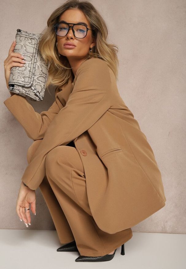 Renee - Brązowa Marynarka z Imitacją Kieszeni i Usztywnioną Linią Ramion Vivissea. Okazja: na co dzień, na spotkanie biznesowe. Kolor: brązowy. Materiał: jeans. Wzór: aplikacja. Styl: biznesowy, klasyczny, elegancki, casual