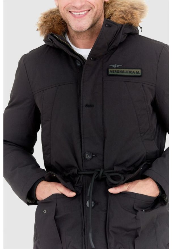 Aeronautica Militare - AERONAUTICA MILITARE Czarna parka męska z futrem jenota. Kolor: czarny. Materiał: futro