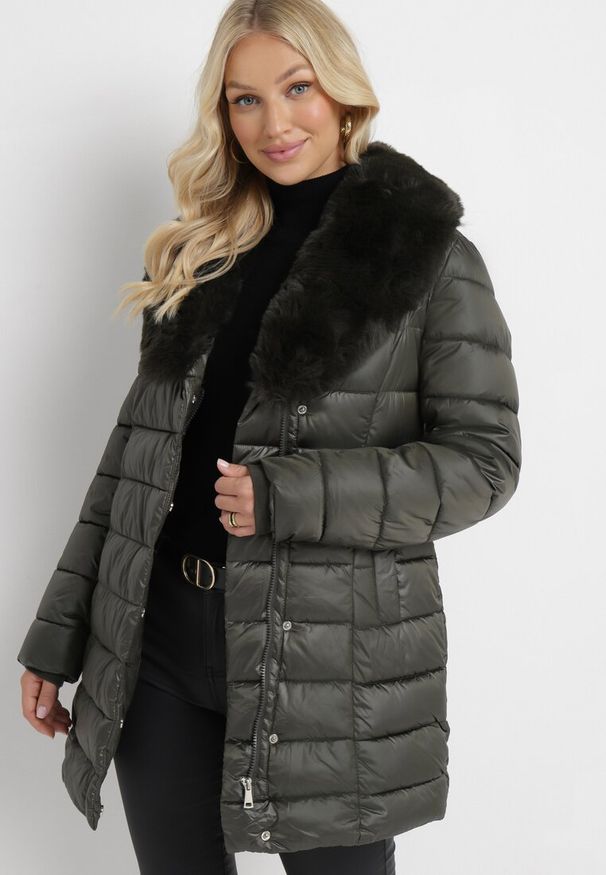 Born2be - Ciemnozielona Pikowana Kurtka z Paskiem i Futrzanym Kołnierzem Gunnitte. Typ kołnierza: bez kaptura. Kolor: zielony. Materiał: futro. Styl: elegancki