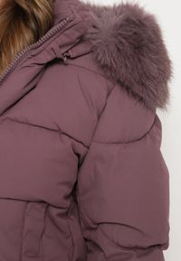 Born2be - Fioletowa Pikowana Kurtka z Szerokimi Ściągaczami i Ozdobnym Futrem przy Kapturze Inandria. Okazja: do pracy, na co dzień, na spotkanie biznesowe. Kolor: fioletowy. Materiał: futro. Długość rękawa: długi rękaw. Długość: długie. Styl: klasyczny, casual, elegancki, biznesowy #3