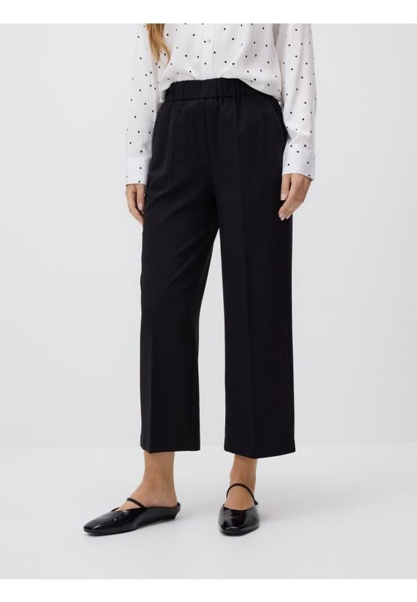 Reserved - Luźne spodnie z kantem - czarny. Kolor: czarny. Materiał: tkanina, wiskoza