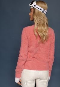 Renee - Różowy Dzianinowy Sweter z Dłuższym Włosiem i Półgolfem Christiam. Kolor: różowy. Materiał: dzianina. Długość rękawa: długi rękaw. Długość: długie. Wzór: aplikacja. Styl: elegancki