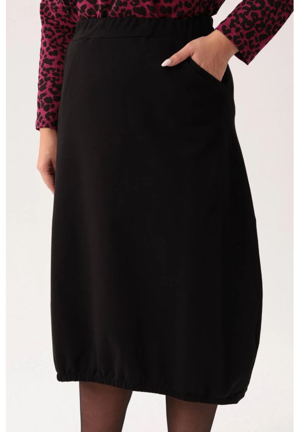 Moda Size Plus Iwanek - Czarna dresowa spódnica Karina PLUS SIZE XXL. Okazja: na co dzień, na spacer. Kolekcja: plus size. Kolor: czarny. Materiał: dresówka. Długość: krótkie. Styl: sportowy, casual, elegancki