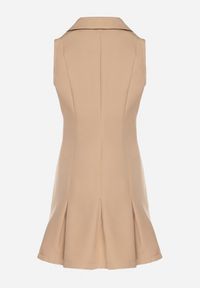 Born2be - Ciemnobeżowa Koszulowa Sukienka z Ozdobnymi Guzikami Redellee. Okazja: na co dzień, na spacer. Typ kołnierza: kołnierzyk klasyczny. Kolor: beżowy. Typ sukienki: koszulowe. Styl: klasyczny, casual #3