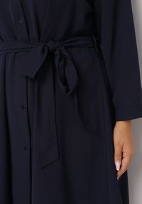 Born2be - Granatowa Rozkloszowana Mini Sukienka Zapinana na Guziki z Materiałowym Paskiem Vleco. Kolor: niebieski. Materiał: materiał. Długość: mini #6