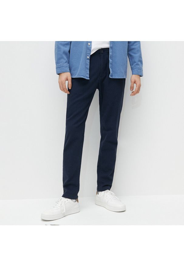 Reserved - Tkaninowe spodnie slim - Granatowy. Kolor: niebieski. Materiał: tkanina