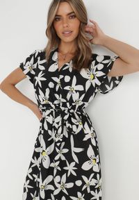 Born2be - Czarna Sukienka Marrie. Kolor: czarny. Materiał: materiał. Długość rękawa: krótki rękaw. Wzór: kwiaty. Sezon: lato. Typ sukienki: kopertowe. Długość: maxi #4