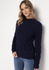 Born2be - Granatowy Klasyczny Sweter w Ozdobny Splot Aliissa. Kolor: niebieski. Materiał: dzianina. Długość rękawa: długi rękaw. Długość: długie. Wzór: ze splotem. Styl: klasyczny #4