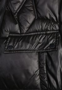 Born2be - Czarna Kamizelka z Odpinanym Kapturem i Ozdobnym Pikowaniem Arreanne. Okazja: na co dzień. Kolor: czarny. Materiał: jeans. Sezon: wiosna, jesień. Styl: casual, elegancki, sportowy #5