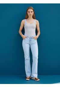 Sinsay - Jeansy flare low waist - niebieski. Kolor: niebieski #1