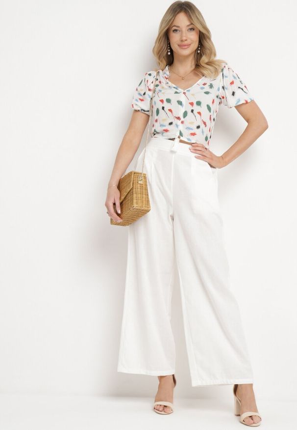 Born2be - Biała Bluzka o Skróconym Fasonie w Abstrakcyjny Wzór z Wiskozy Oravella. Kolor: biały. Materiał: wiskoza