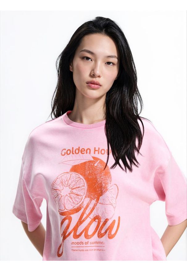 Reserved - T-shirt z nadrukiem - różowy. Kolor: różowy. Materiał: bawełna, dzianina. Wzór: nadruk