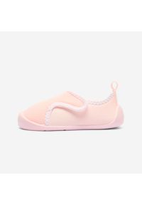 Decathlon - Buty dla dzieci Domyos. Zapięcie: rzepy. Kolor: biały, wielokolorowy, różowy. Materiał: materiał. Szerokość cholewki: normalna. Sport: joga i pilates