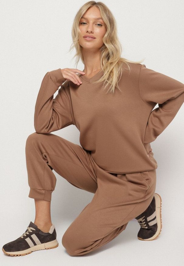 Born2be - Ciemnobeżowy Komplet Dresowy z Bawełną Bluza i Spodnie ze Ściągaczami Anirrive. Kolor: beżowy. Materiał: dresówka, bawełna