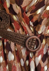 Born2be - Camelowa Sukienka Windom z Błyszczącym Nadrukiem. Okazja: na co dzień. Kolor: brązowy. Materiał: skóra. Wzór: nadruk. Typ sukienki: proste. Styl: casual, klasyczny #5