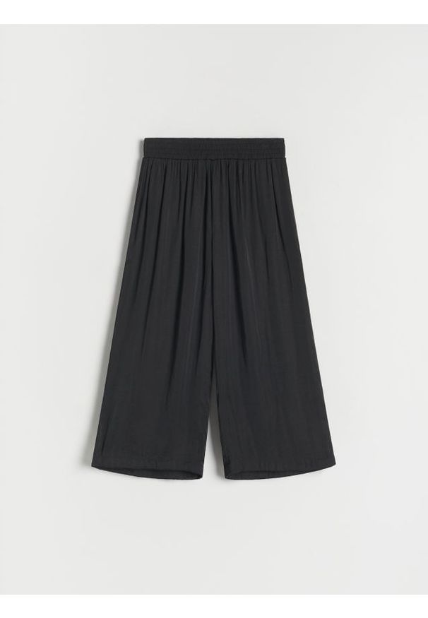 Reserved - Spodnie wide leg - czarny. Kolor: czarny. Materiał: satyna, tkanina. Wzór: gładki