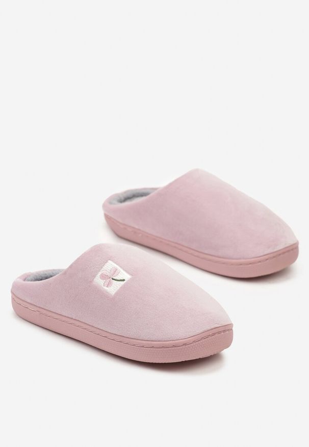 Renee - Różowe Kapcie Vices z Weluru na Płaskiej Podeszwie Cellia. Okazja: na co dzień. Kolor: różowy. Materiał: welur. Wzór: aplikacja. Obcas: na płaskiej podeszwie. Styl: casual, elegancki