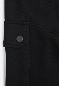 Born2be - Czarne Szorty z Bawełną w Stylu Safari z Kieszeniami Cargo Sabririla. Okazja: na co dzień. Kolor: czarny. Materiał: bawełna. Długość: długie. Sezon: lato. Styl: casual #5