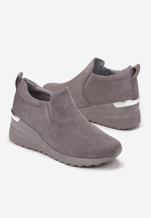 Renee - Szare Sneakersy Munna. Nosek buta: okrągły. Kolor: szary. Materiał: jeans, zamsz, materiał. Wzór: aplikacja. Obcas: na koturnie. Wysokość obcasa: średni