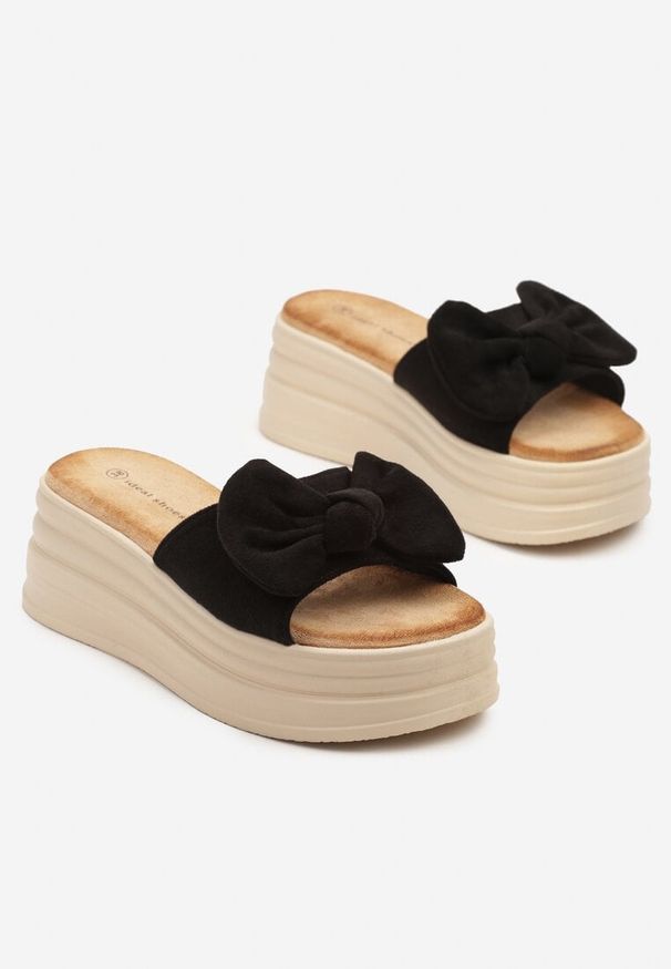 Born2be - Czarne Klapki z Kokardką na Tłoczonej Platformie Sovloti. Okazja: na co dzień. Kolor: czarny. Materiał: jeans. Sezon: lato, wiosna. Obcas: na platformie. Styl: elegancki, casual