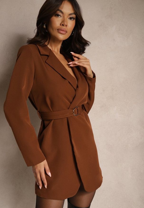 Renee - Brązowa Sukienkowa Marynarka Wiązana Paskiem w Talii Ardthana. Kolor: brązowy. Styl: elegancki
