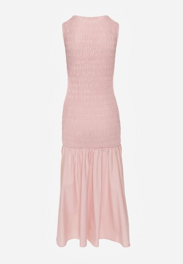 Renee - Różowa Sukienka Drop Waist Bez Rękawów Zdobiona Marszczeniem Natinelle. Kolor: różowy. Materiał: tkanina. Długość rękawa: bez rękawów. Wzór: aplikacja. Sezon: lato. Styl: klasyczny, wizytowy