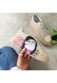 Beżowe skórzane sneakersy damskie na platformie Filippo Dp6835/25. Nosek buta: okrągły. Zapięcie: sznurówki. Kolor: beżowy. Materiał: skóra. Szerokość cholewki: normalna. Sezon: jesień, wiosna, lato. Obcas: na platformie. Sport: turystyka piesza #1