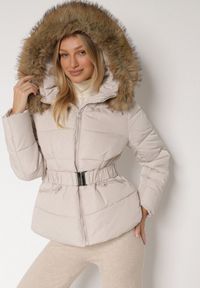 Born2be - Beżowy Pikowana Kurtka z Paskiem Nieodpinanym Kapturem i Futerkiem Retinda. Okazja: na co dzień, na spacer. Kolor: beżowy. Materiał: futro. Styl: casual