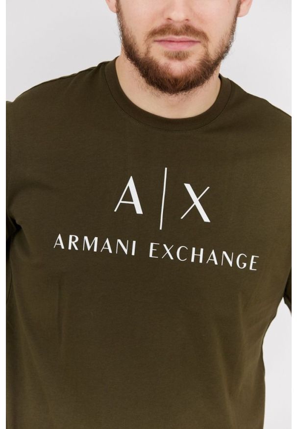 Armani Exchange - ARMANI EXCHANGE Oliwkowy t-shirt męski z białym logo. Kolor: zielony. Materiał: prążkowany