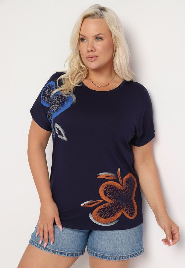 Born2be - Granatowy Klasyczny T-shirt z Bawełny Ozdobiony Nadrukiem i Cyrkoniami Kristinae. Okazja: na co dzień. Kolor: niebieski. Materiał: bawełna. Wzór: aplikacja, nadruk. Styl: klasyczny