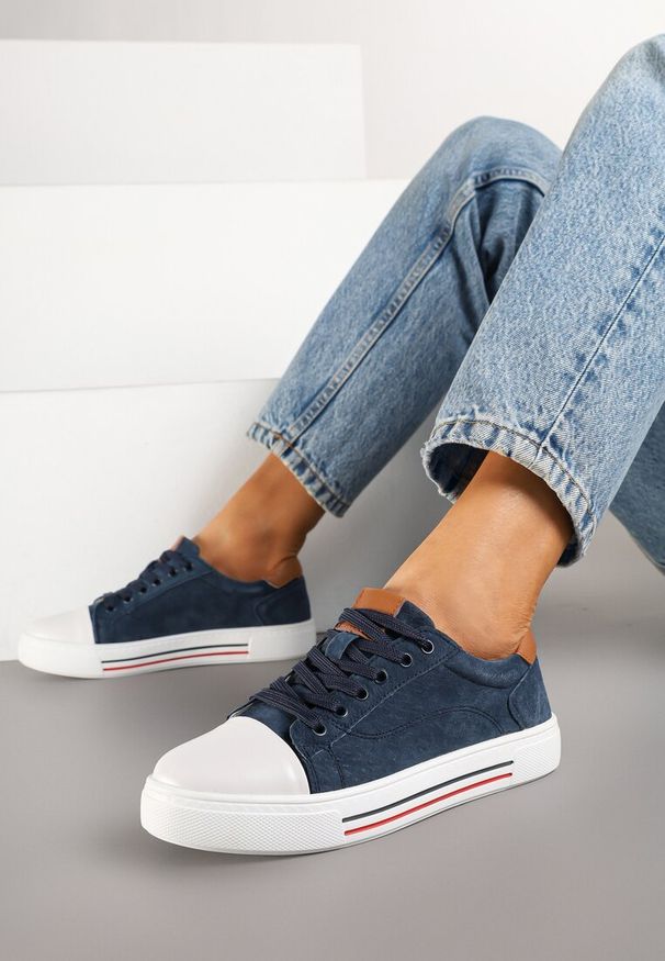 Renee - Granatowe Płaskie Trampki ze Skóry Naturalnej ze Skórzaną Wkładką i Ozdobnym Noskiem Milili. Okazja: na co dzień. Zapięcie: sznurówki. Kolor: niebieski. Materiał: skóra. Styl: casual, klasyczny, sportowy