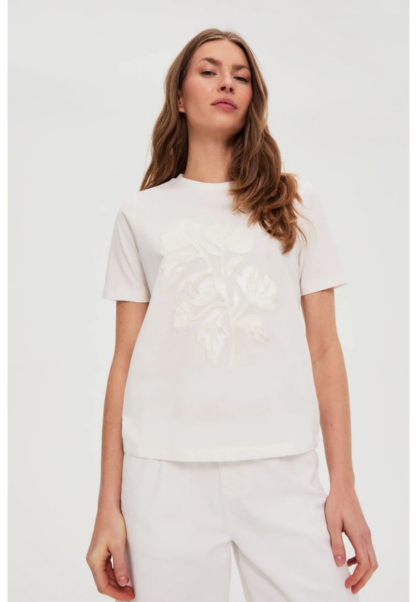 MOODO - Bluzka z aplikacją biała. Kolor: biały. Materiał: bawełna. Wzór: aplikacja