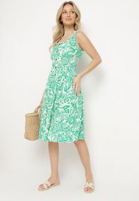 Born2be - Zielona Bawełniana Sukienka Rozkloszowana Ozdobiona Guzikami Lisavena. Okazja: na co dzień. Kolor: zielony. Materiał: bawełna. Wzór: aplikacja. Typ sukienki: rozkloszowane. Styl: casual, elegancki #7