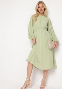 Born2be - Zielona Elegancka Sukienka Midi z Gumkami w Pasie i Ażurowymi Wstawkami Rouxia. Kolor: zielony. Wzór: ażurowy. Styl: elegancki. Długość: midi #7