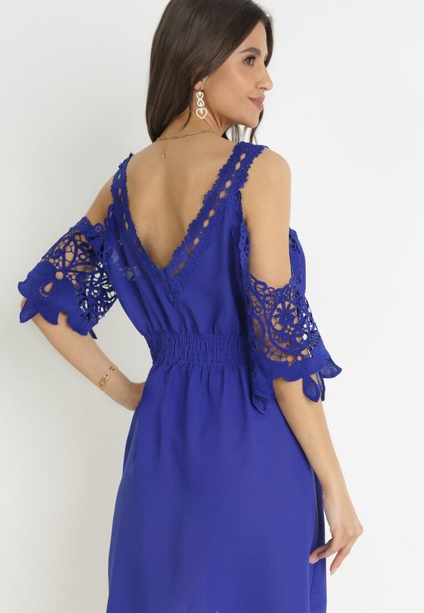 Born2be - Granatowa Sukienka Mini Hiszpanka na Ramiączkach z Koronkowymi Rękawami i Gumką w Pasie Giovati. Okazja: na co dzień. Typ kołnierza: dekolt hiszpanka. Kolor: niebieski. Materiał: koronka. Długość rękawa: na ramiączkach. Styl: casual. Długość: mini